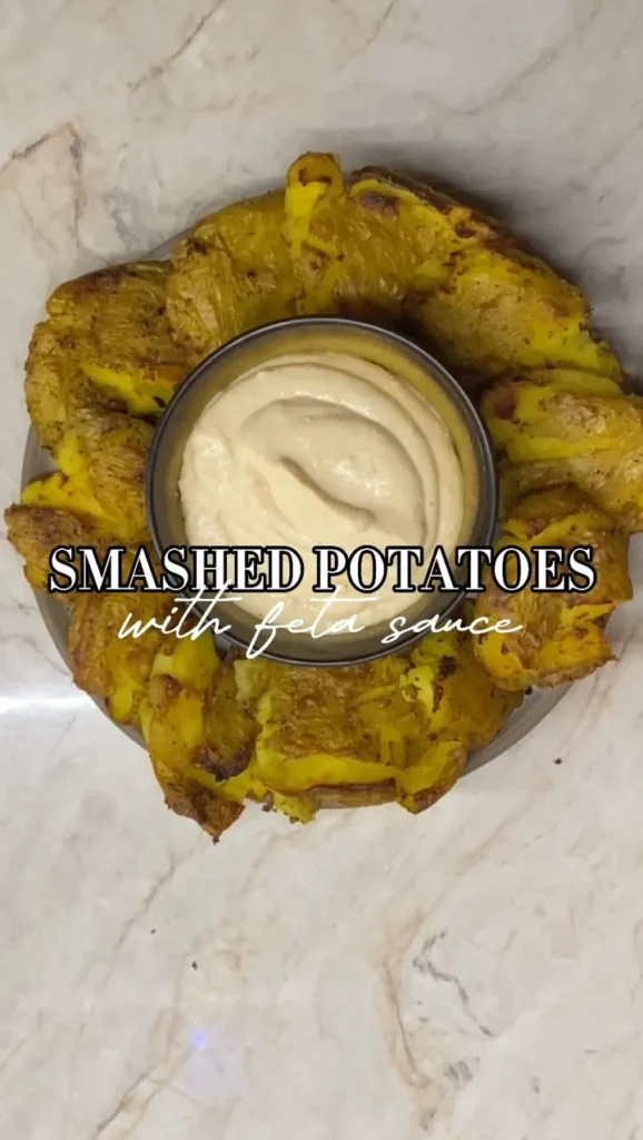 Smashed πατάτες στο φούρνο με σως φέτας