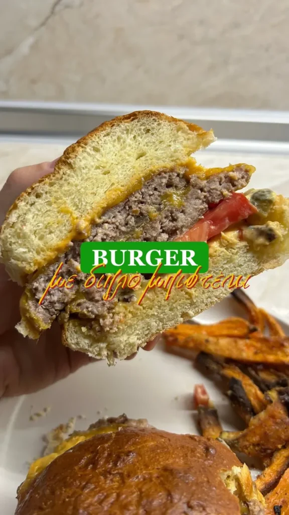Το πιο ζουμερό burger με διπλό μπιφτέκι